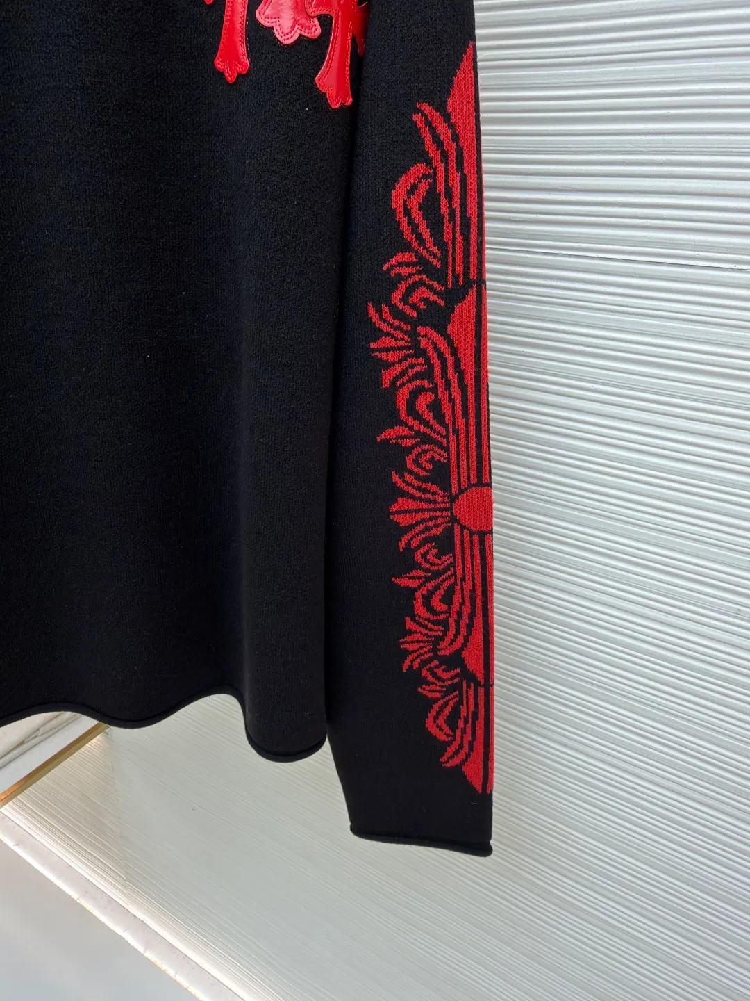 2233Chrome Hearts patent leather cross cashmere sweater ●Item number: 1682233-B05 ●Fabric: wool blended fabric ●Technology: knitted ●Color: black and red ●Version: loose fit ●Weight: about 565 grams ●Size: One size fits all ●Description: The original version was purchased from Hangzhou National Specialty School for 45,000. The fabric is made of custom-spun cashmere yarn. It feels soft and waxy. Sesame base technology is matched with arm jacquard technology. (The jacquard size will change with the number of yarn components. The yarn must be custom-woven). Customized chest patent leather Cross. Processed with imported TAJIMA machines. Customized accessories. Produced by major manufacturers that test workmanship. Full of street feel. Compare workmanship details to counters. Flash sale version on the market. The overall wiring is straight and delicate, the fabric is comfortable and soft, and the color is consistent without color difference. It can be matched with the same style to create a fashionable look, and can be used in various occasions. Customized accessories, complete with three standards, same style for men and women!